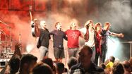 groupe de musique qui salut le public au festival Escota é Minja à l’Isle-Jourdain.